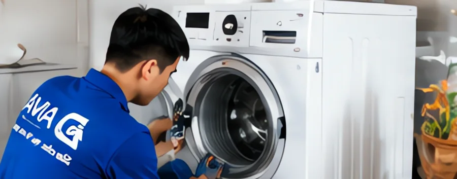 Kỹ thuật viên kiểm tra lồng máy giặt